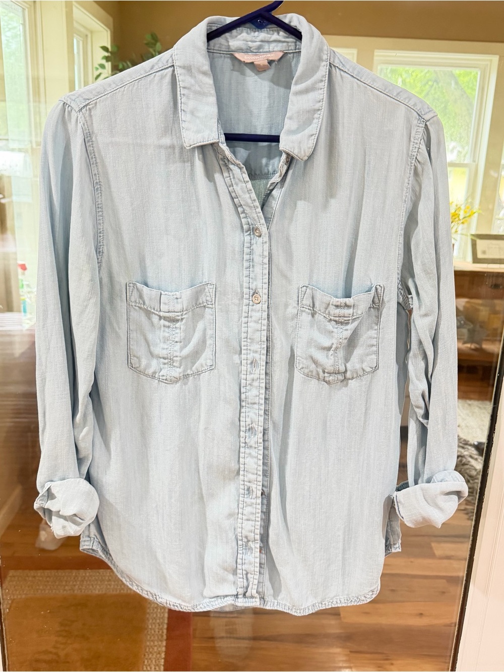 Banana Republic Light Blue Women’s Button-Down Denim-Style Shirt. Size Small